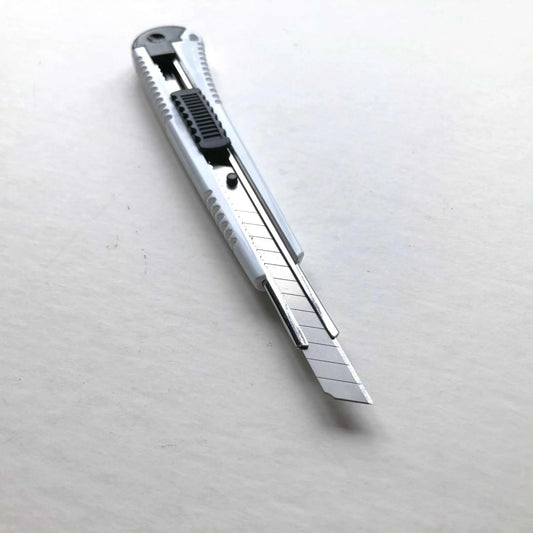 Snap-off blade cutter knife 9mm with retractable blade, 14cm length.