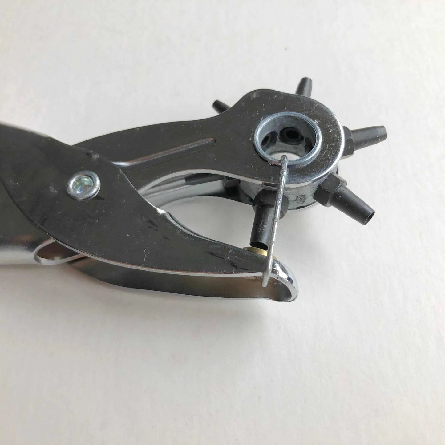Rotary Leather Hole Punch Tool with replaceable screw-in punches for leatherwork and crafts, 23 cm length, hole sizes 2mm-5mm.