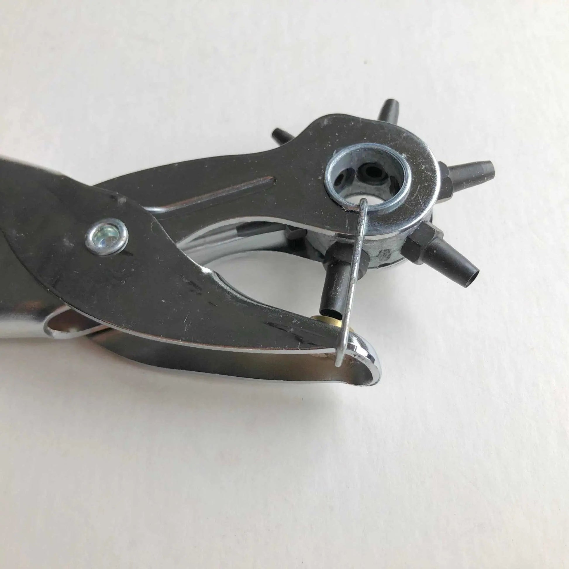 Rotary Leather Hole Punch Tool with replaceable screw-in punches for leatherwork and crafts, 23 cm length, hole sizes 2mm-5mm.
