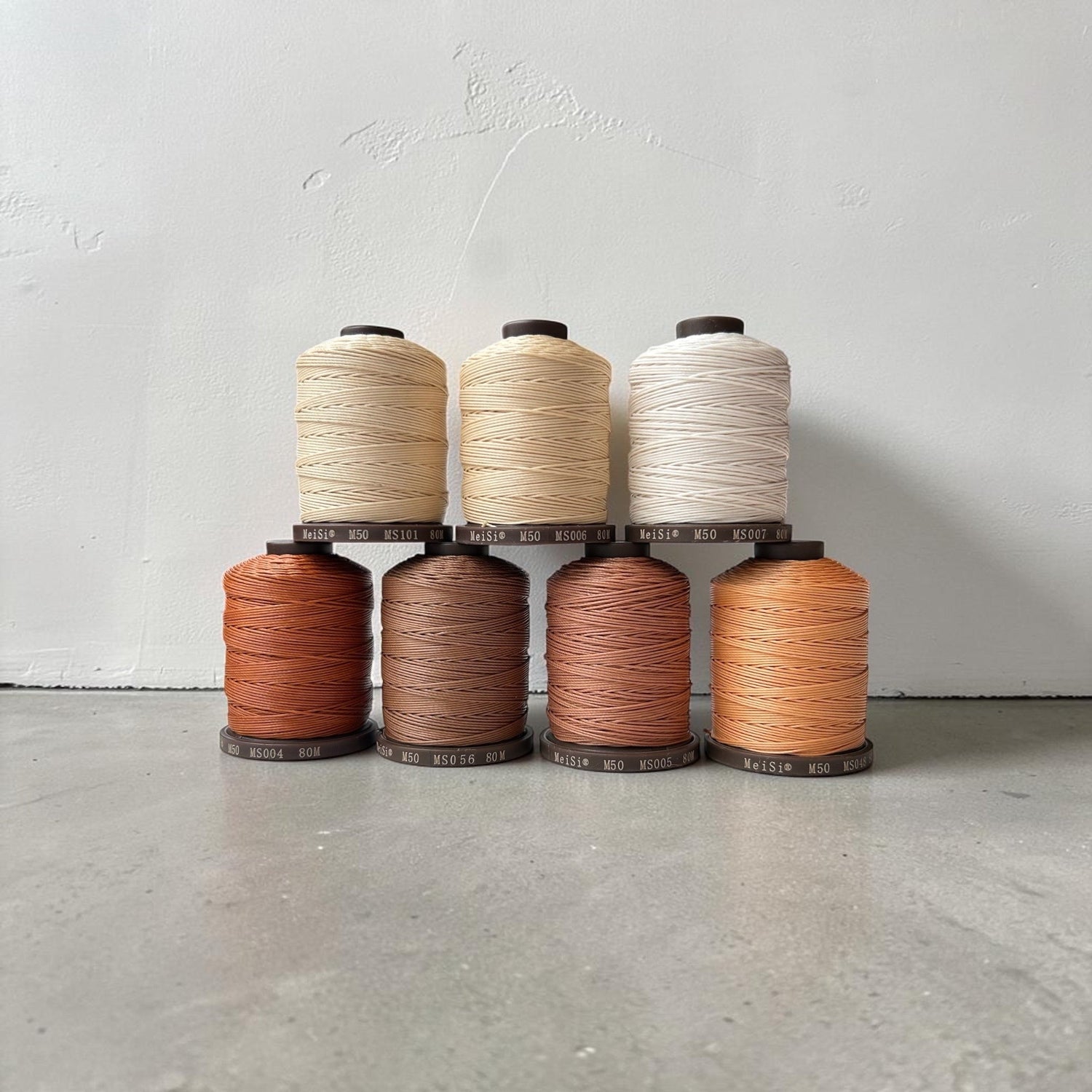 Meisi leather thread in 0.55 mm size on a concrete floor